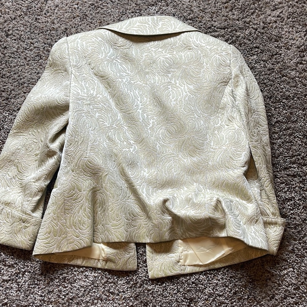 Light green brocade suit.  Vintage.  Worn once. - Picture 3 of 5
